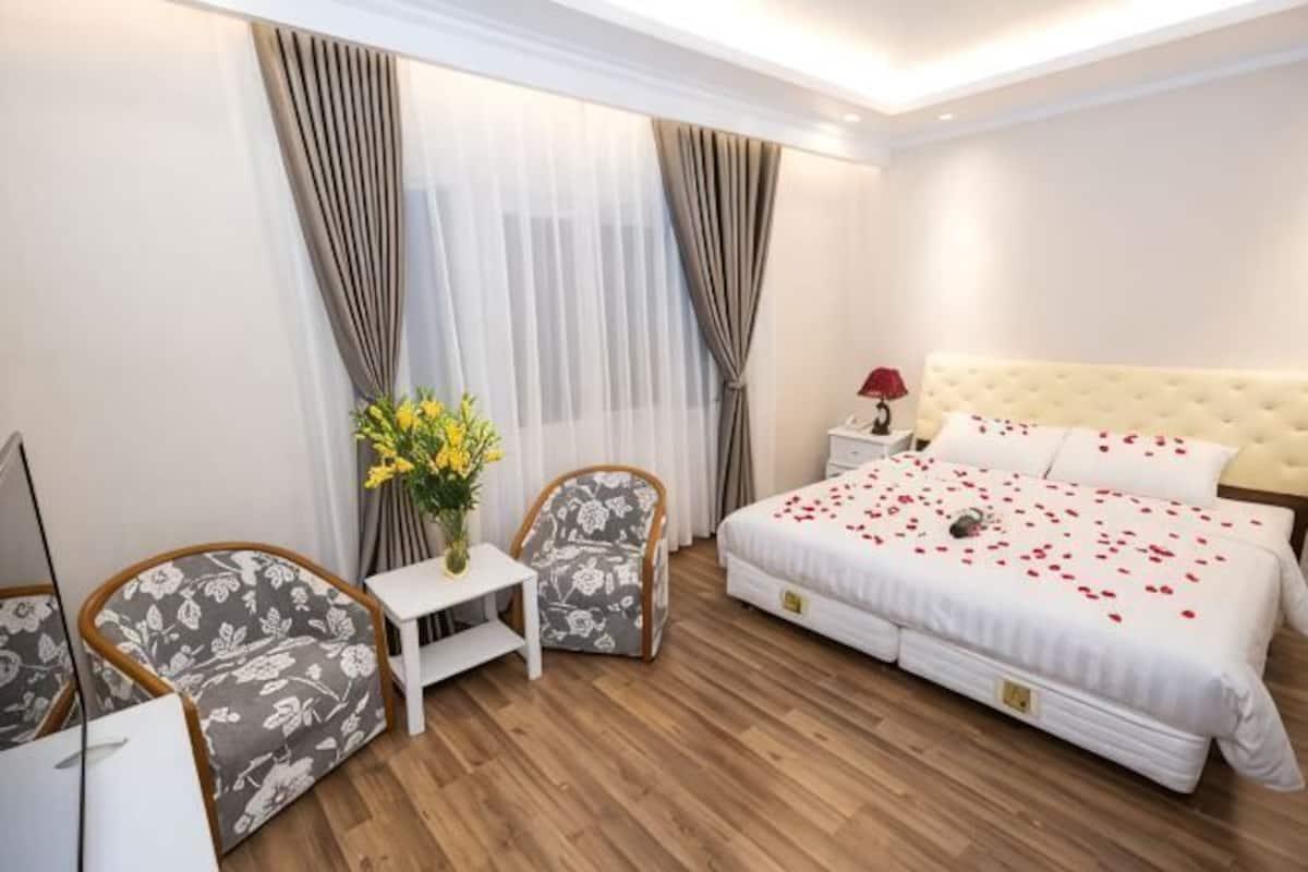 Hypo-allergenic bedding, minibar, in-room safe, desk
