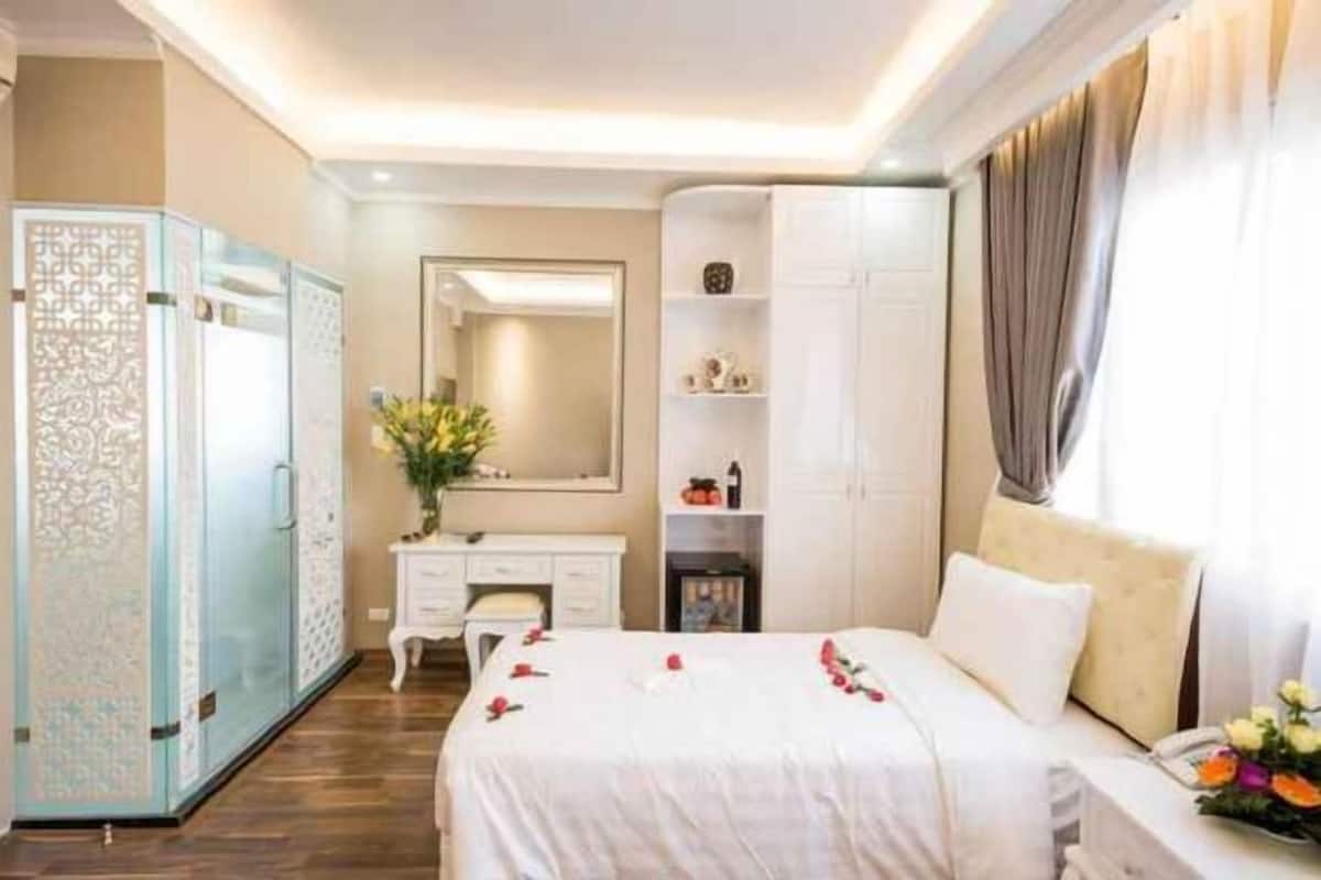 Hypo-allergenic bedding, minibar, in-room safe, desk