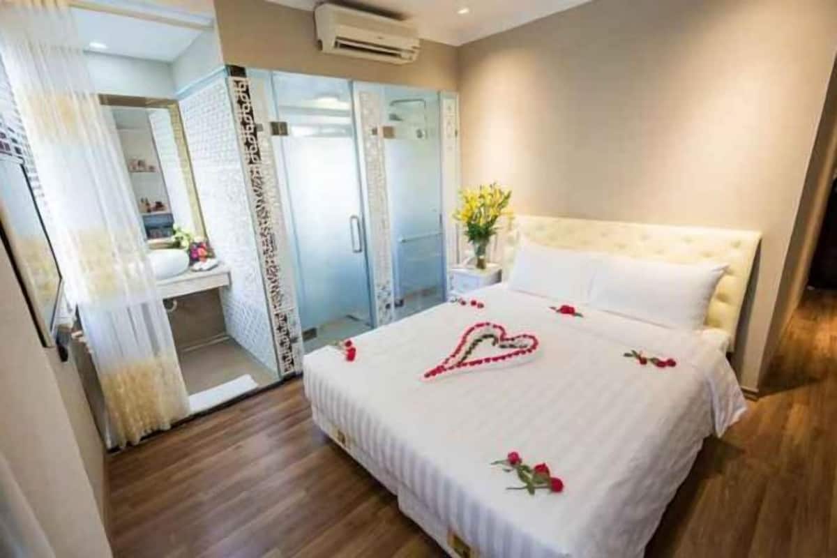 Hypo-allergenic bedding, minibar, in-room safe, desk