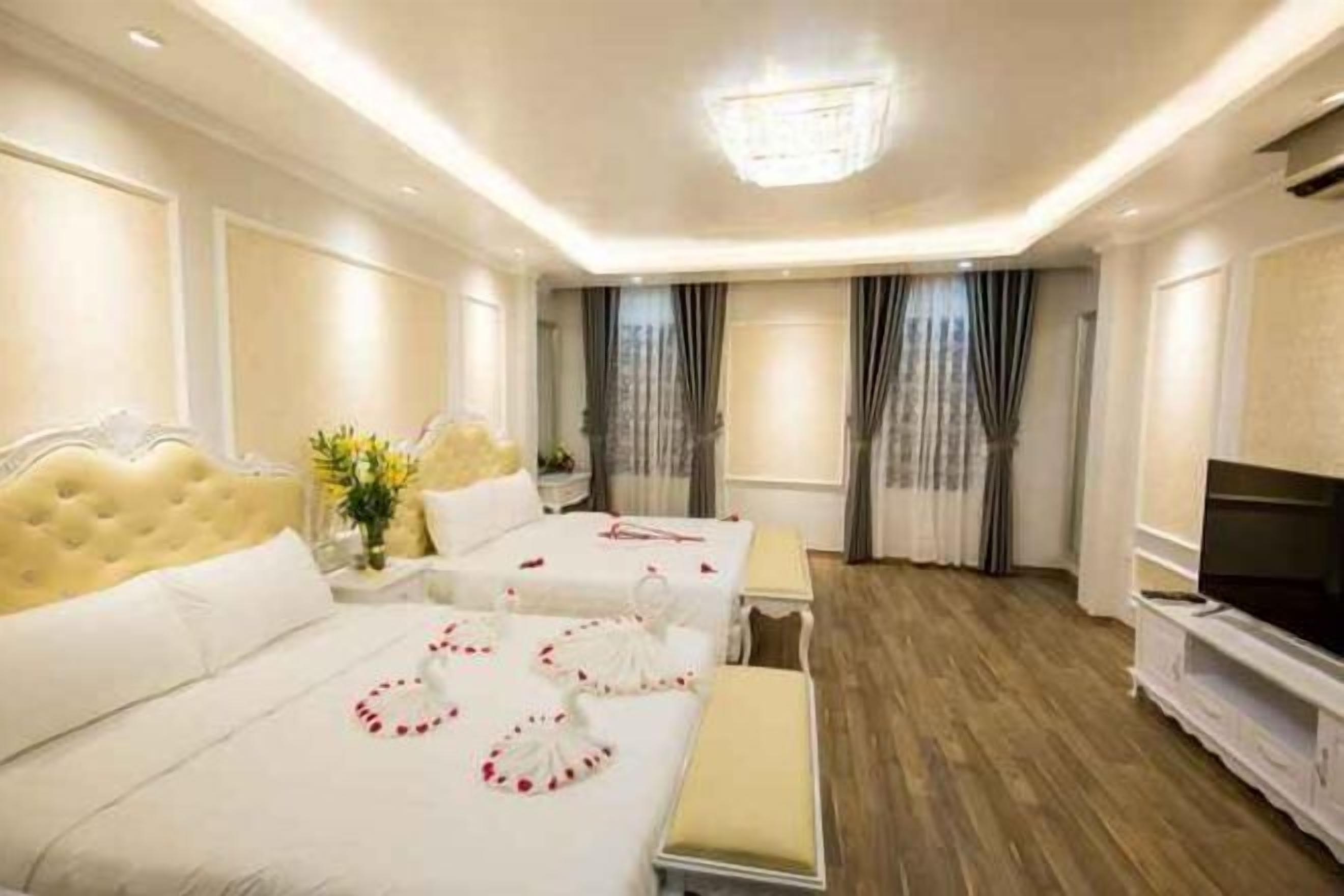 Hypo-allergenic bedding, minibar, in-room safe, desk