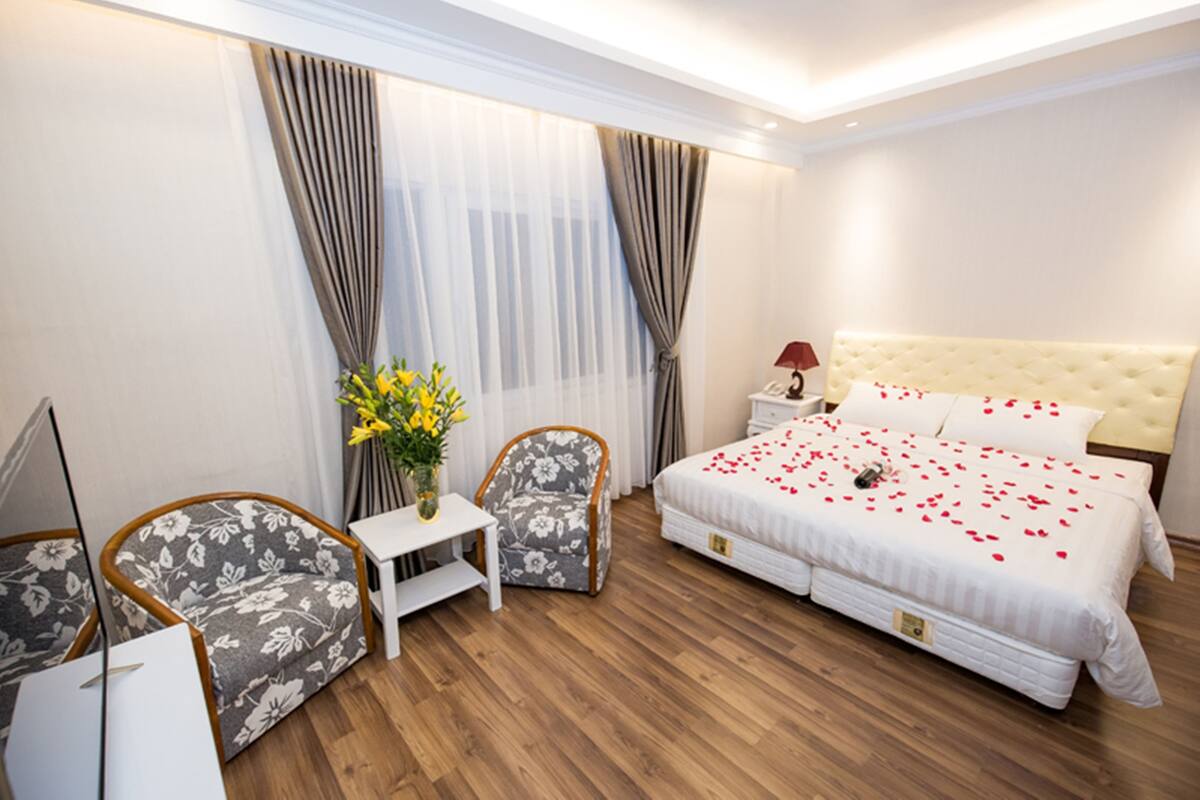 Junior Suite | Hypo-allergenic bedding available, minibar, in-room safe, desk