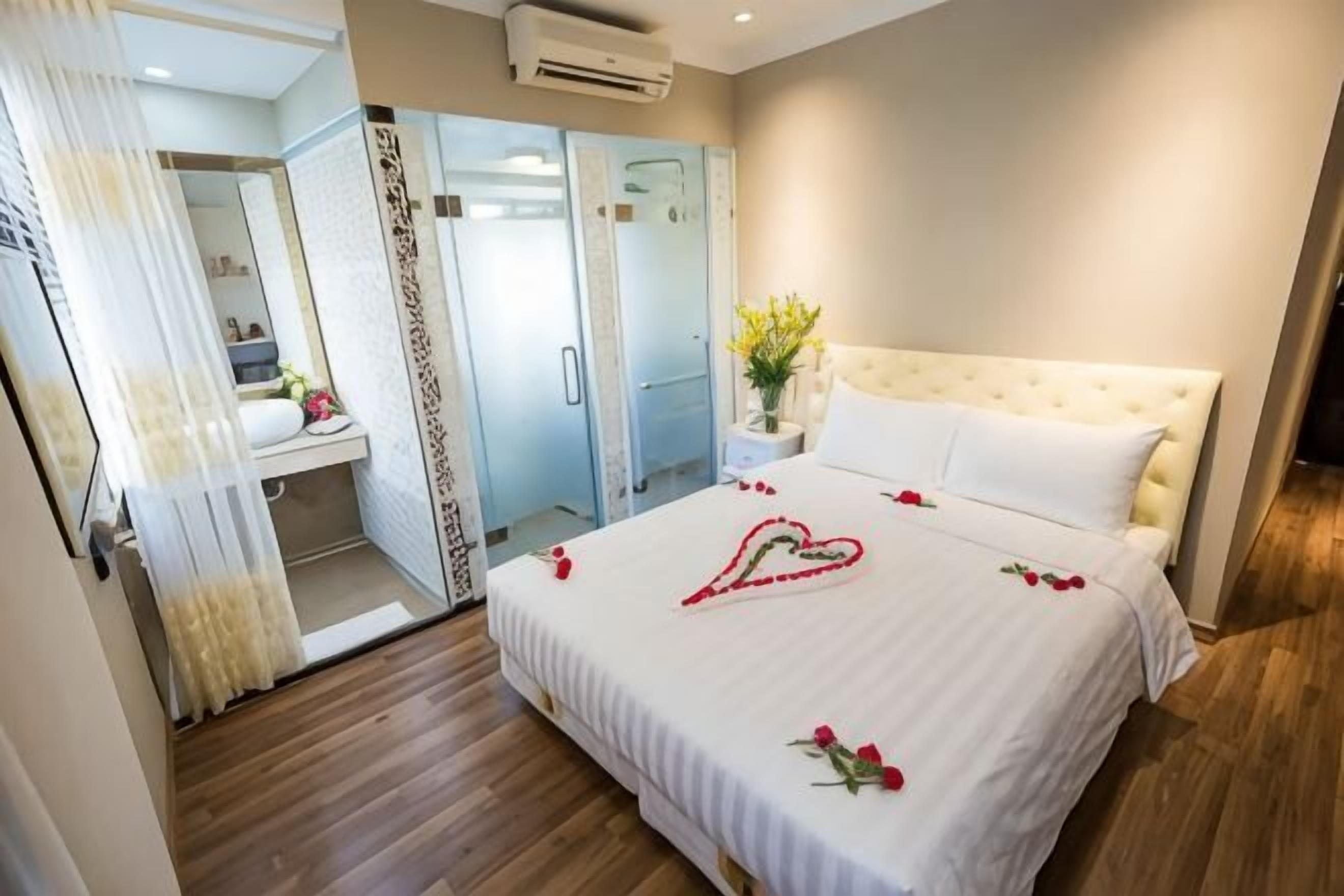 Hypo-allergenic bedding, minibar, in-room safe, desk