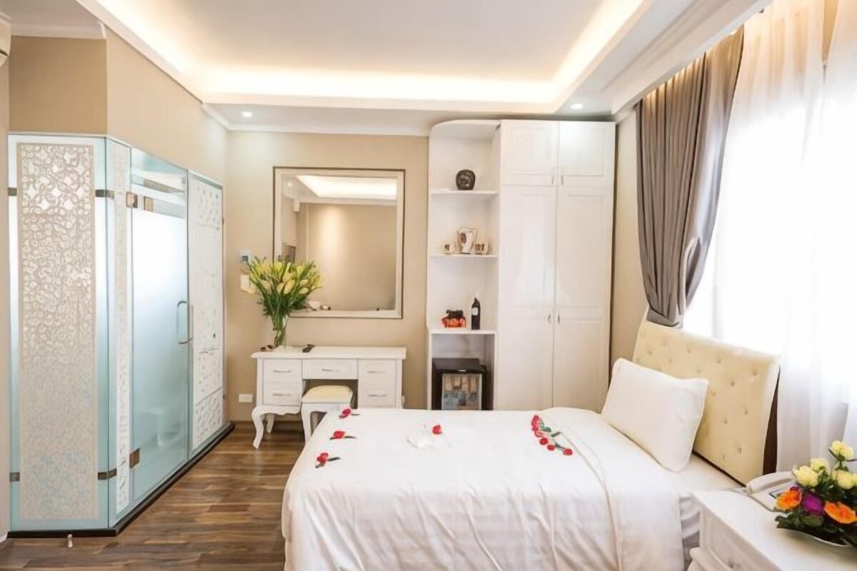 Peralatan tempat tidur hipoalergenik, bar mini, peti besi dalam bilik 