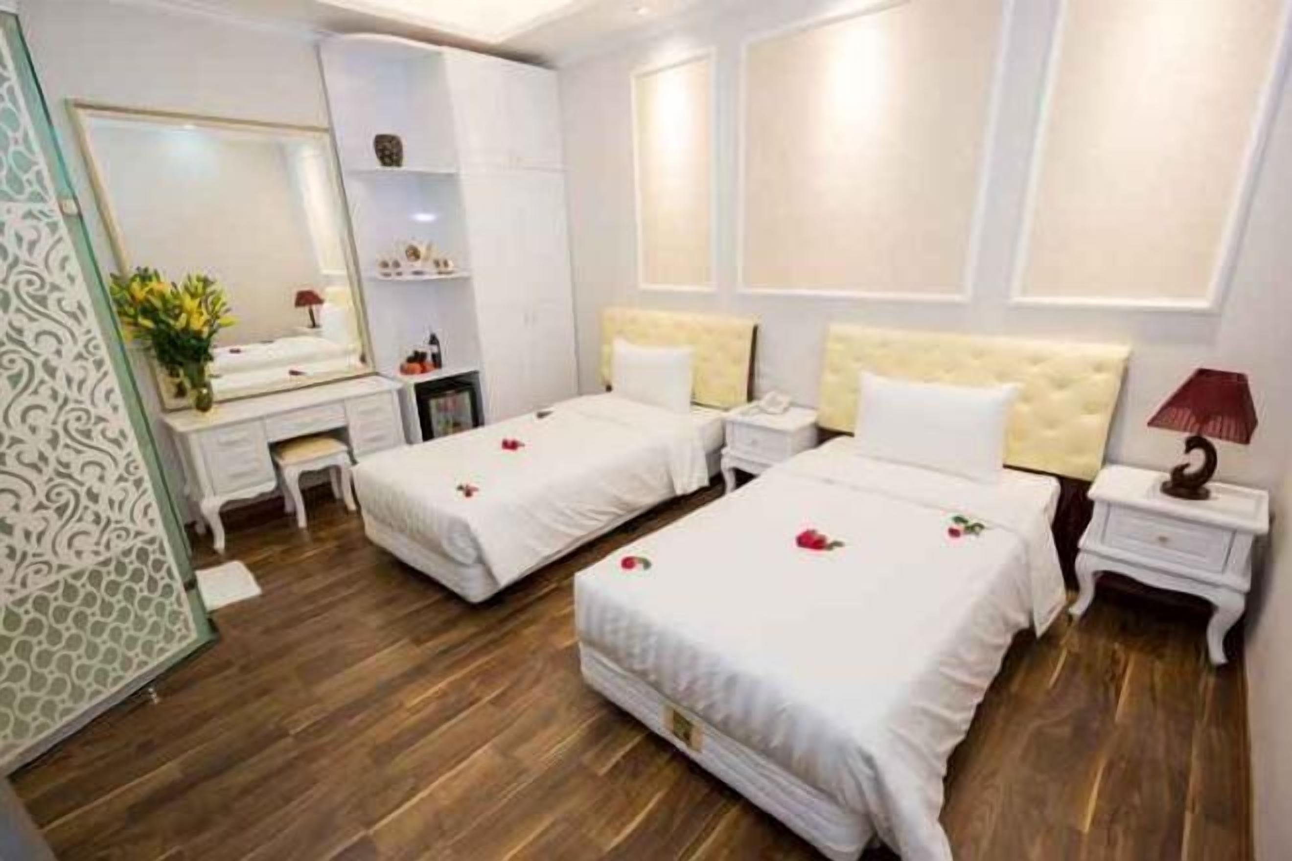 Hypo-allergenic bedding, minibar, in-room safe, desk