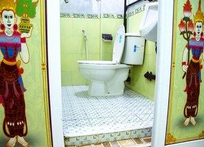 Dusche, kostenlose Toilettenartikel, Haartrockner, Hausschuhe