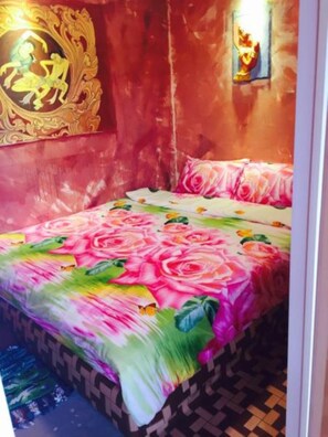 Standard Double Room, No Windows | In-room safe, desk, free WiFi - Shannkalay Hostel (Yangon)