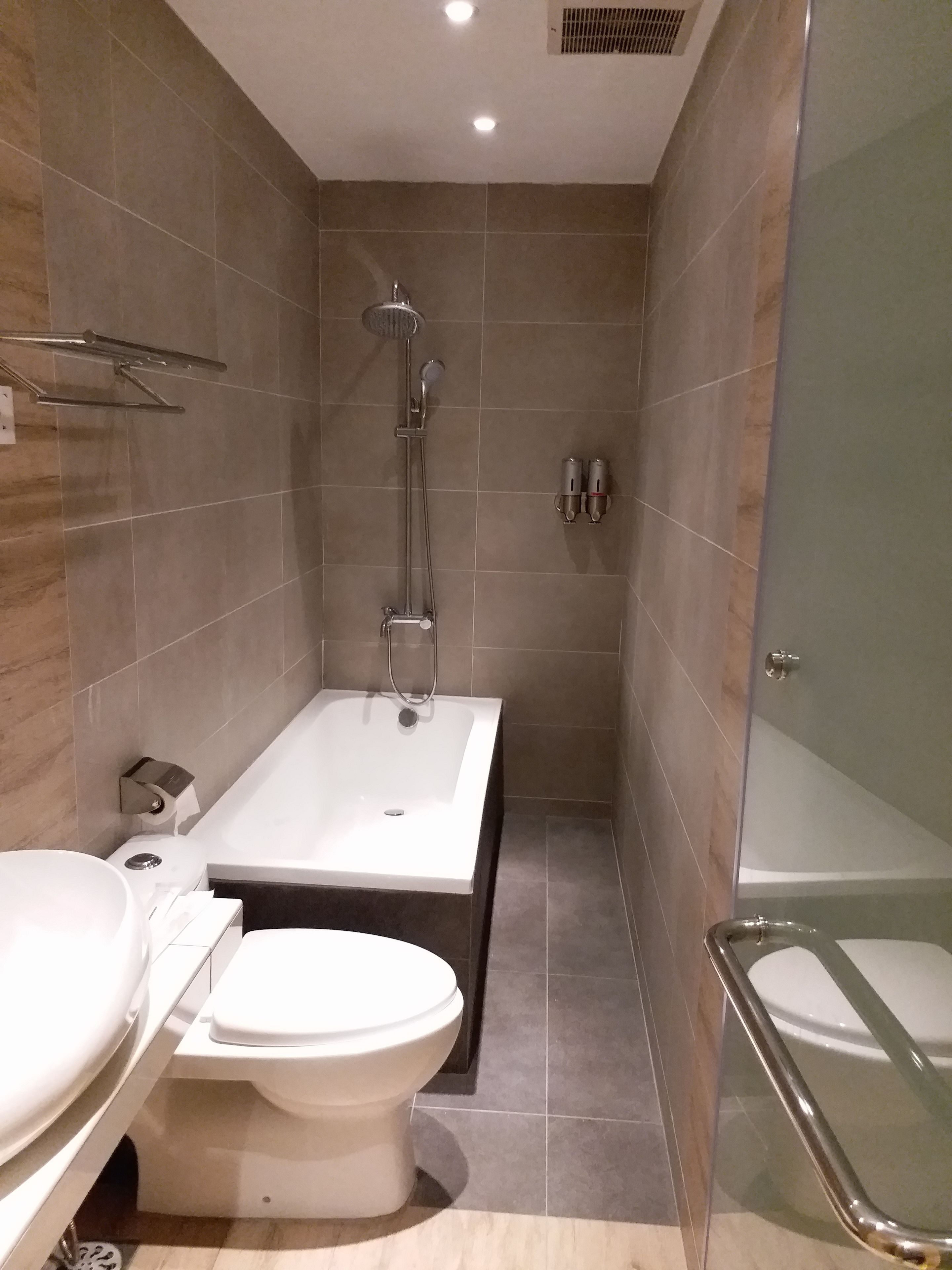 shower, hydromassage showerhead, free toiletries, hair dryer