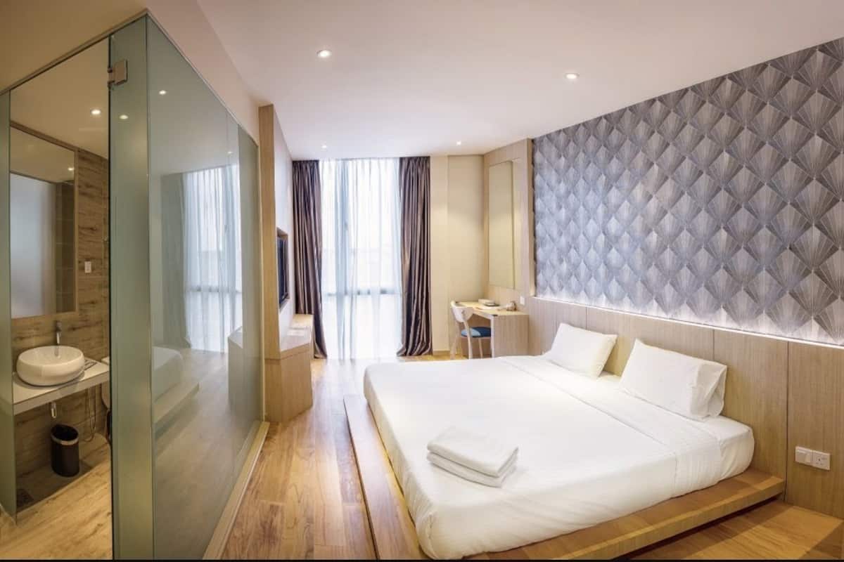 Business Room | In-room safe, soundproofing, iron/ironing board, free WiFi