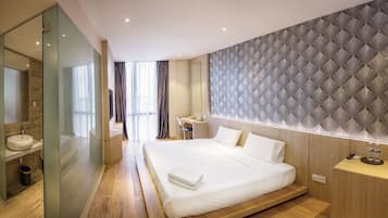 Business Room | In-room safe, soundproofing, iron/ironing board, free WiFi