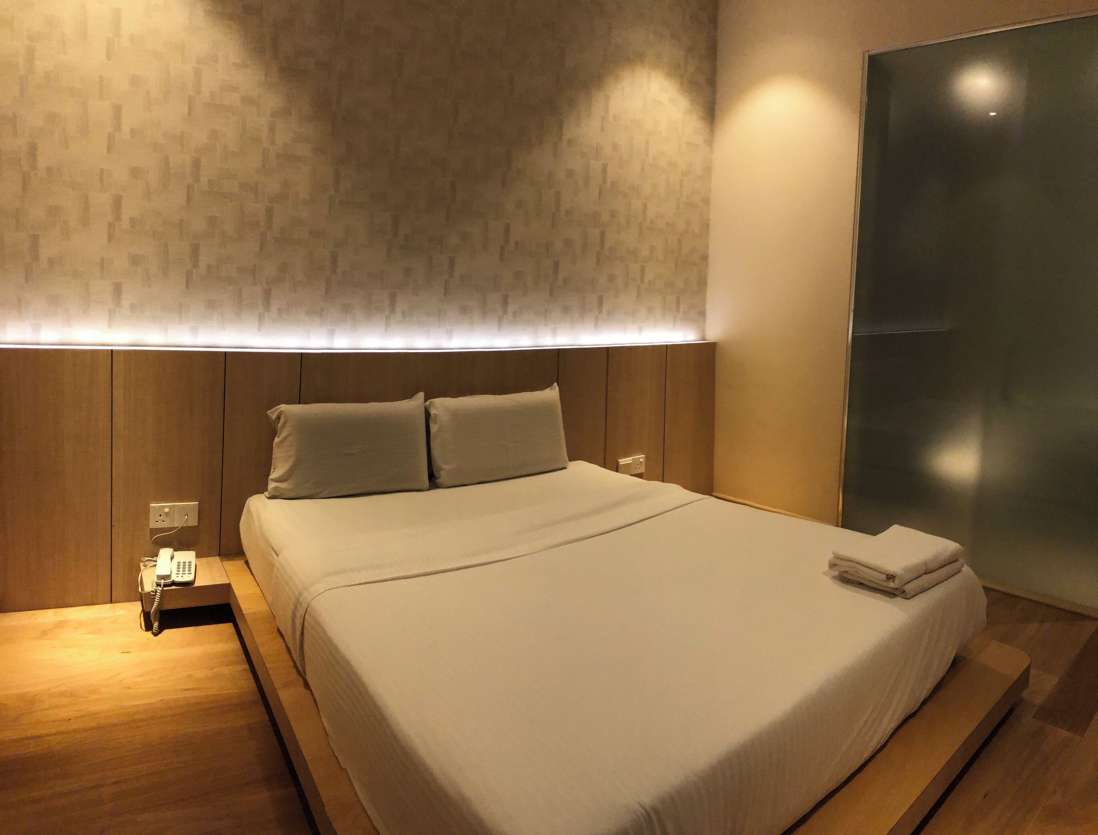 deluxe room | 1 bedroom, in-room safe, soundproofing, iron/ironing board