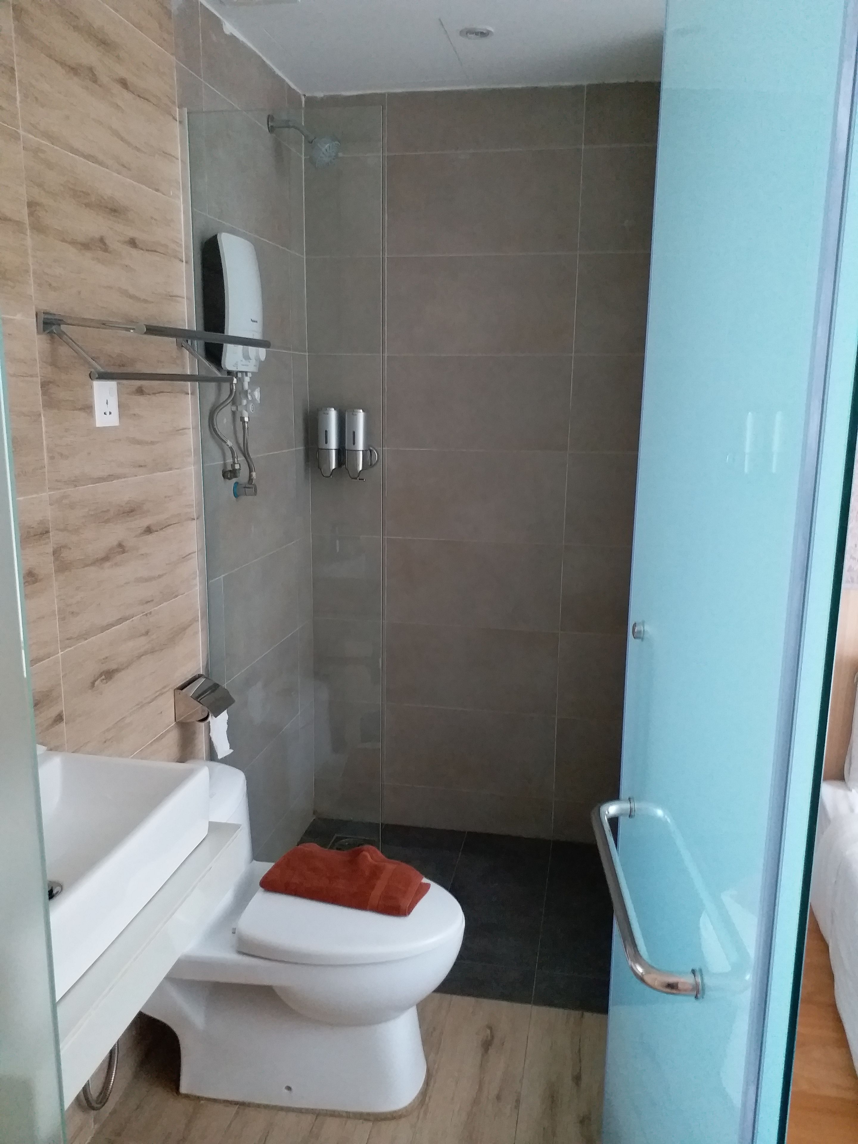 superior room | bathroom | shower, hydromassage showerhead, free toiletries, hair dryer