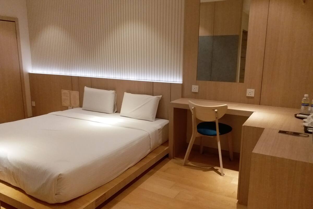 Business Room | In-room safe, soundproofing, iron/ironing board (on request), free WiFi