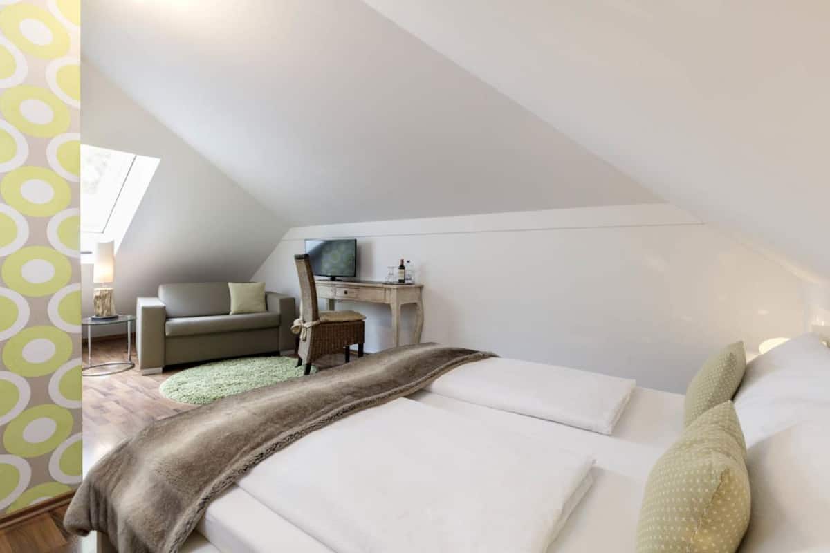 Standard dubbelrum (sofa bed) | Sängtillbehör av högsta kvalitet och värdeförvaringsskåp på rummet