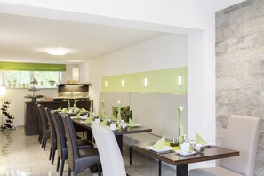 Petit déjeuner buffet (8.50 EUR par personne)