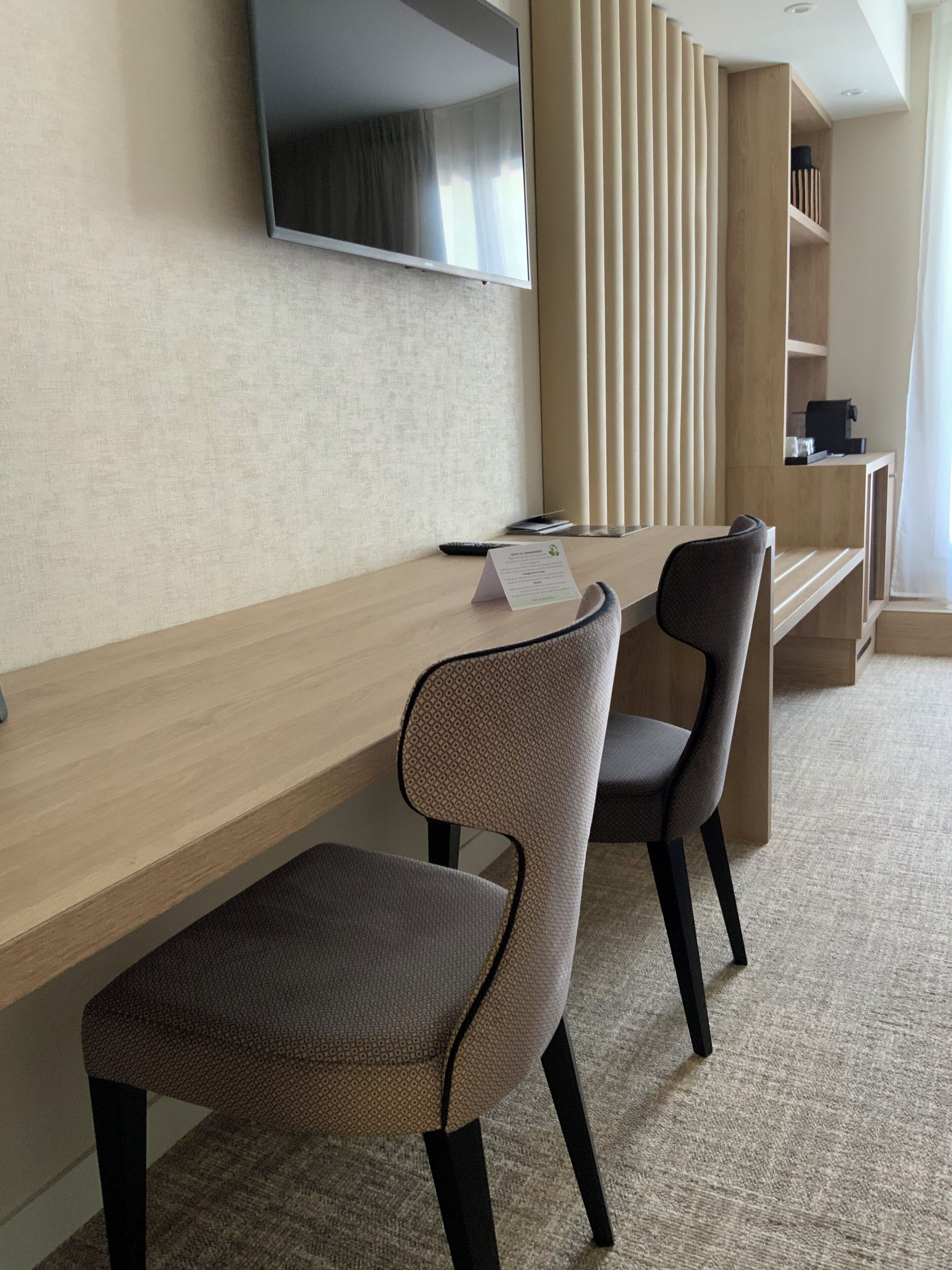 junior room | living area | flat-screen tv