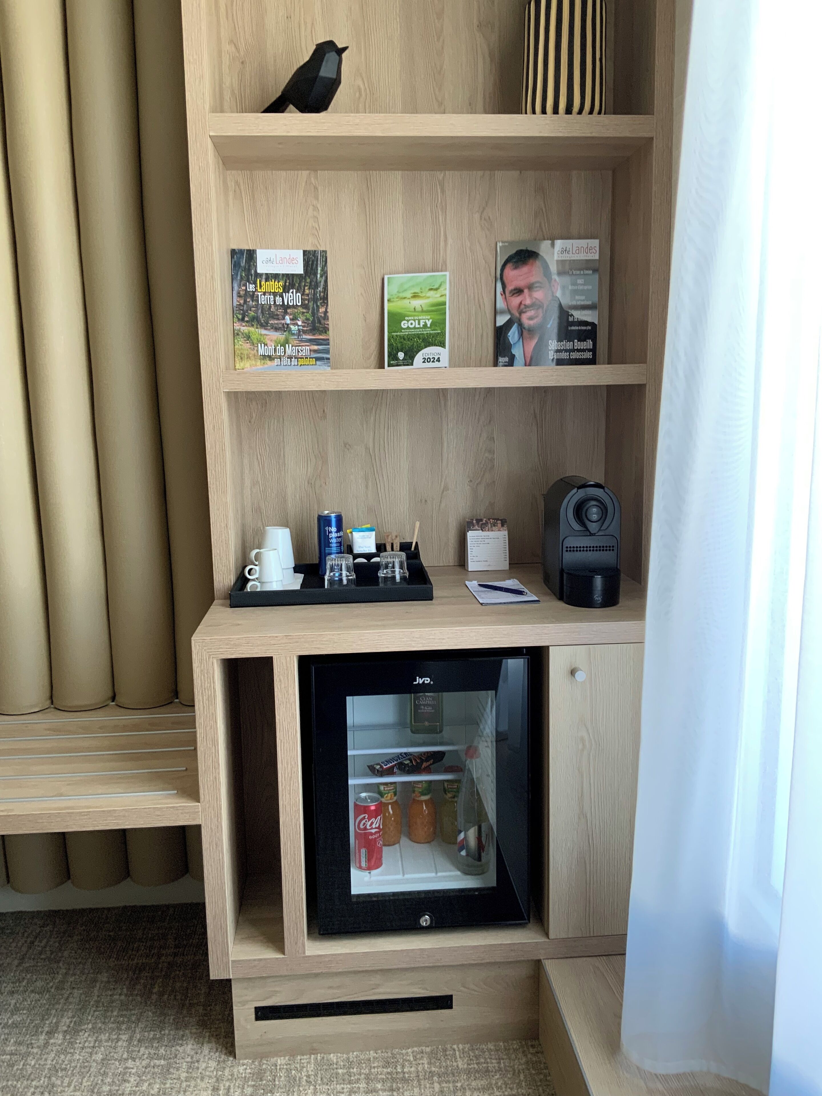 junior room | living area | flat-screen tv