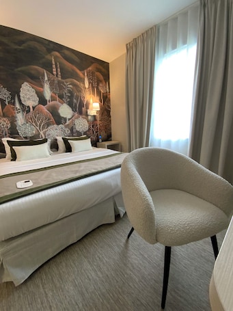 Cortinas blackout, tabla de planchar con plancha y wifi gratis . Le Renaissance