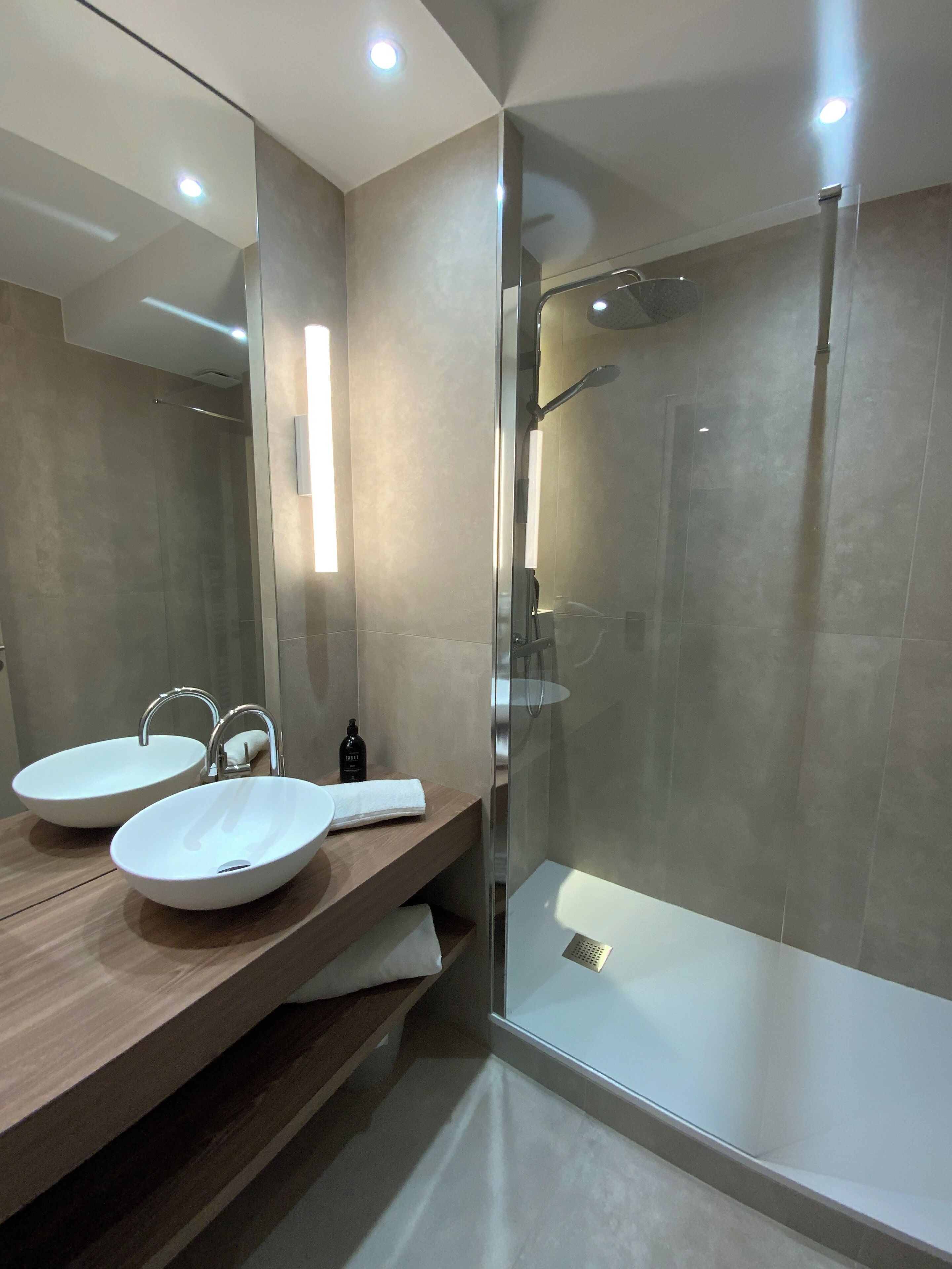 Junior Room | Bathroom | Combined shower/bathtub, free toiletries, hair dryer, towels
