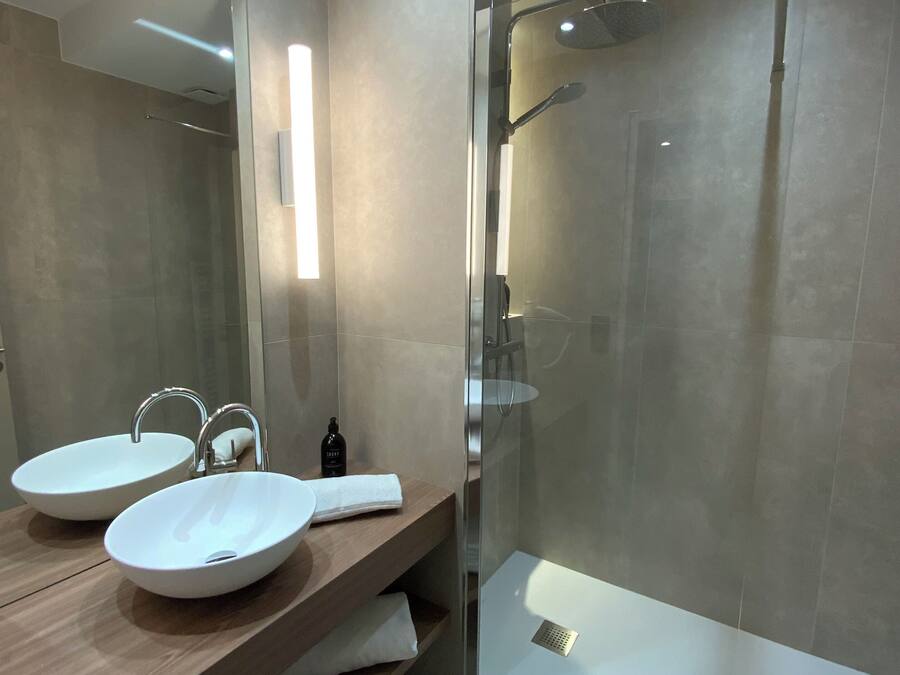 Junior kamer | Badkamer | Een bad/douchecombinatie, gratis toiletartikelen, een haardroger