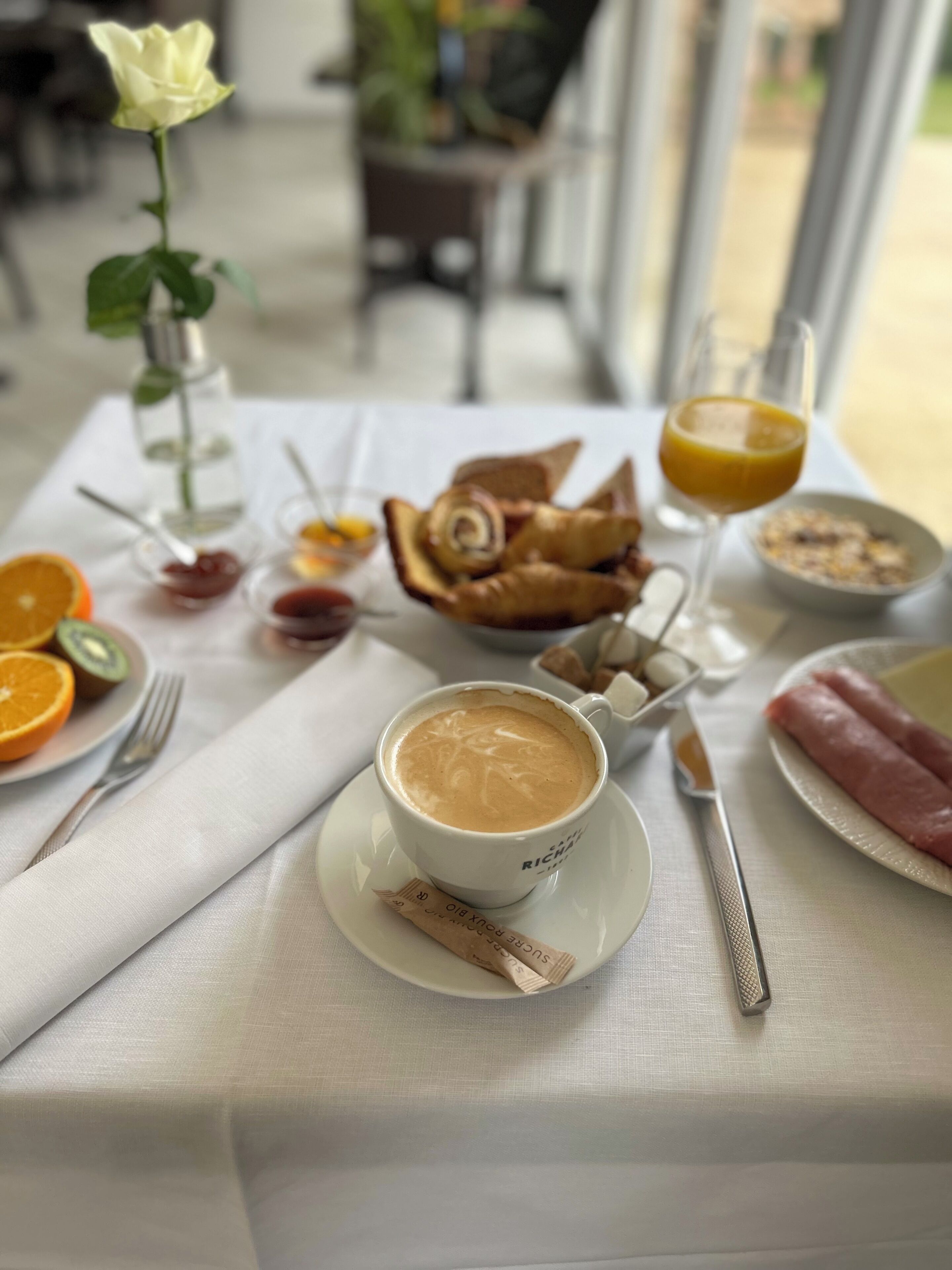 Petit déjeuner buffet (13.90 EUR par personne)