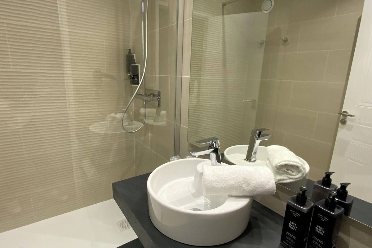 double room | bathroom | combined shower/bathtub, free toiletries, hair dryer, towels