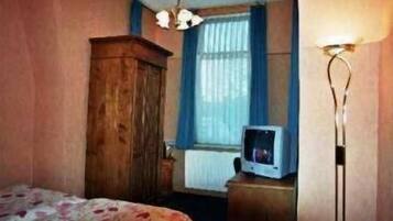 Desk, rollaway beds, free WiFi