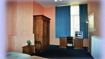 Desk, rollaway beds, free WiFi