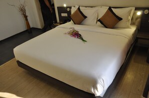 Mango Cozy | Minibar, in-room safe, desk, blackout drapes - Pride Biznotel Alkapuri (Savli)
