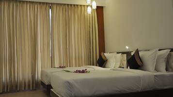 Mango Cozy | Minibar, in-room safe, desk, blackout drapes