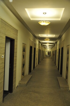 Hallway - Pride Biznotel Alkapuri (Savli)