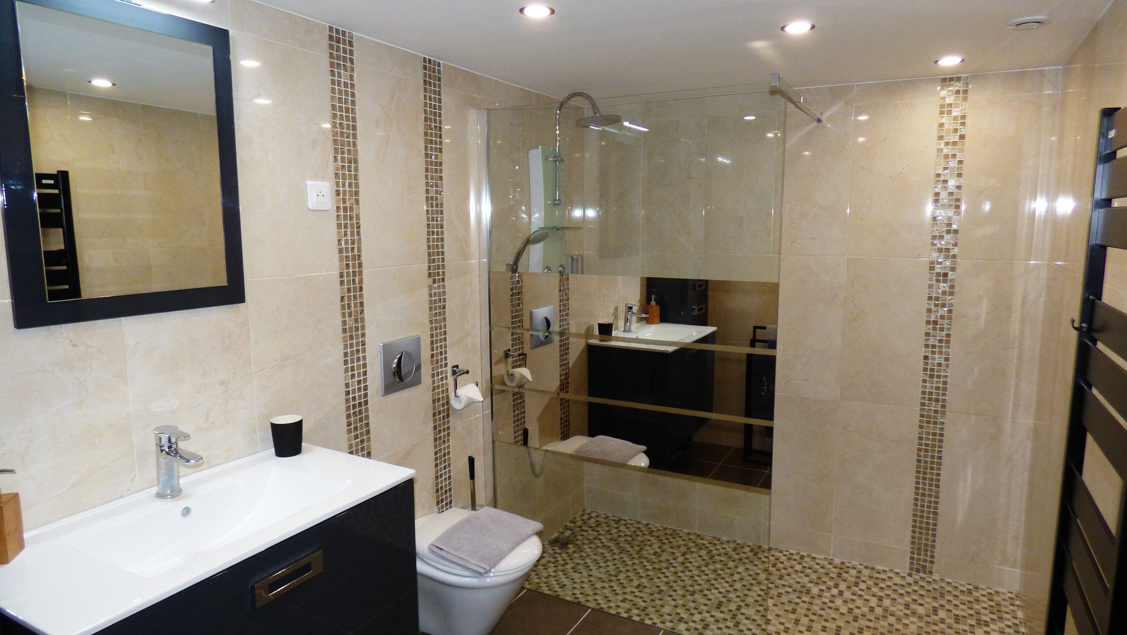 Chambre Double Confort ( Emmanuelle) | Salle de bain | Douche, articles de toilette gratuits, sèche-cheveux