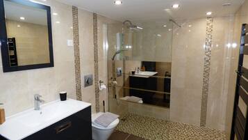 Chambre Double Confort ( Emmanuelle) | Salle de bain | Douche, articles de toilette gratuits, sèche-cheveux