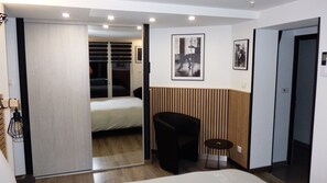 Habitación Confort doble | 1 dormitorio, minibar, caja fuerte y decoración individual