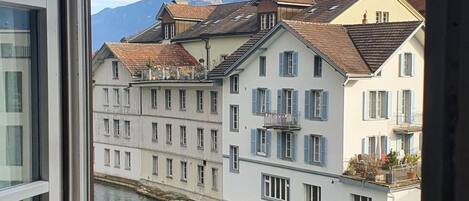 Dobbeltrom, elveutsikt, ved fjell | Utsikt mot vann