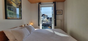 Hypo-allergenic bedding, free WiFi, bed sheets - The Aarburg Hotel & Café (Unterseen)