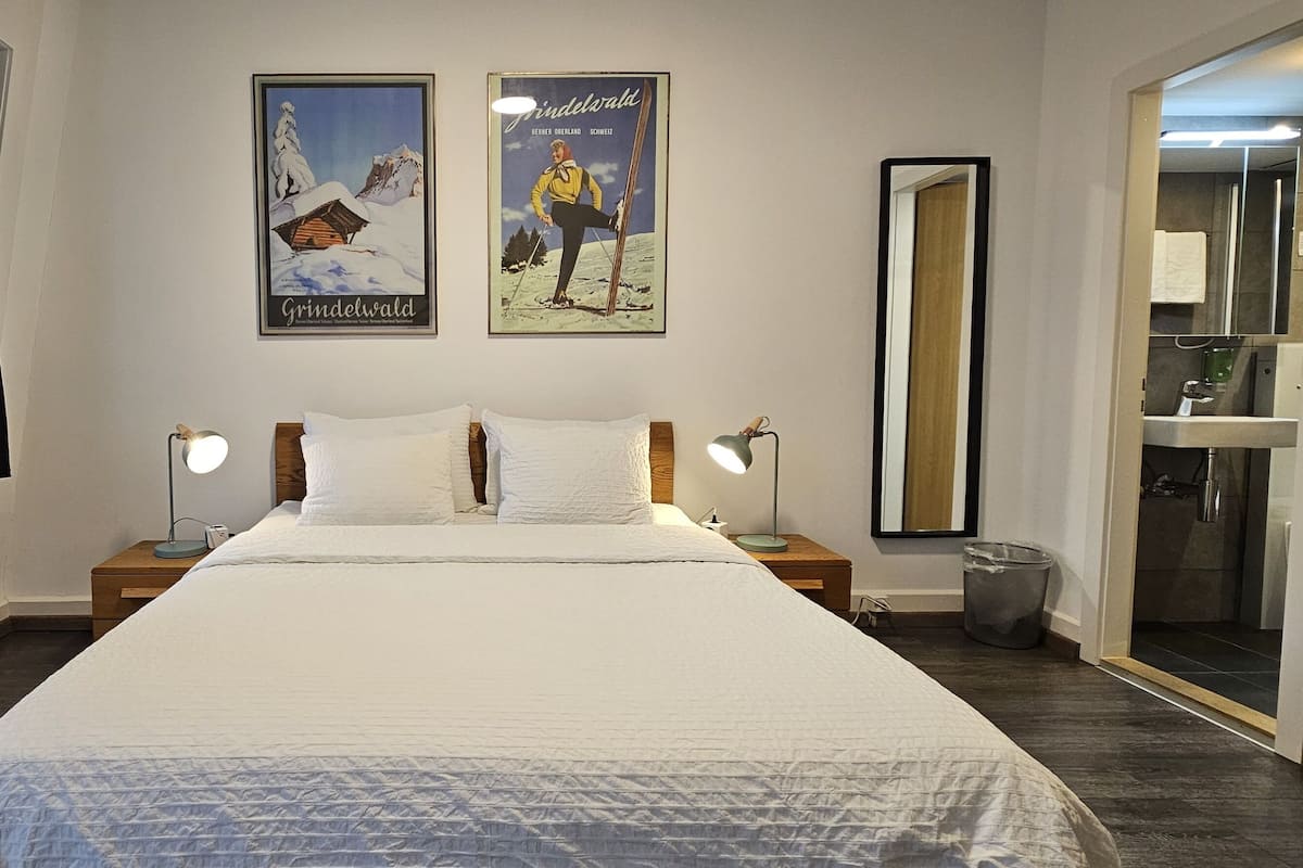 Doppelzimmer, Flussblick, Bergseite | Allergikerbettwaren, kostenloses WLAN, Bettwäsche