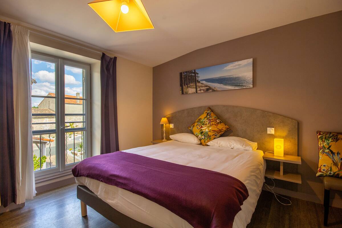 Classic Double Room | In-room safe, desk, soundproofing, iron/ironing board (on request)