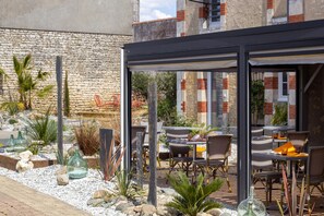 Terrace/patio - Hôtel Restaurant le Commerce (Saujon)