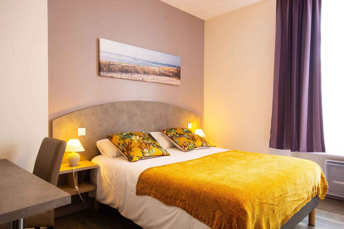 Double Room Single Use | In-room safe, desk, soundproofing, iron/ironing board (on request)