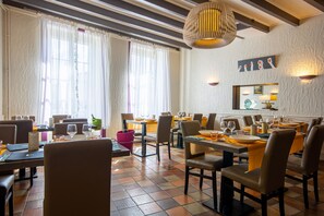 Lunch and dinner served, local cuisine - Hôtel Restaurant le Commerce (Saujon)