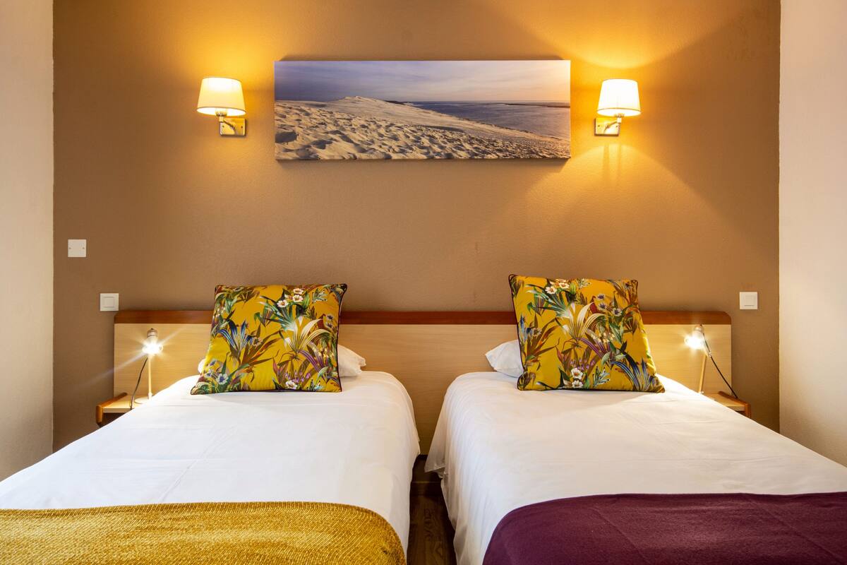 Classic Twin Room | In-room safe, desk, soundproofing, iron/ironing board (on request)