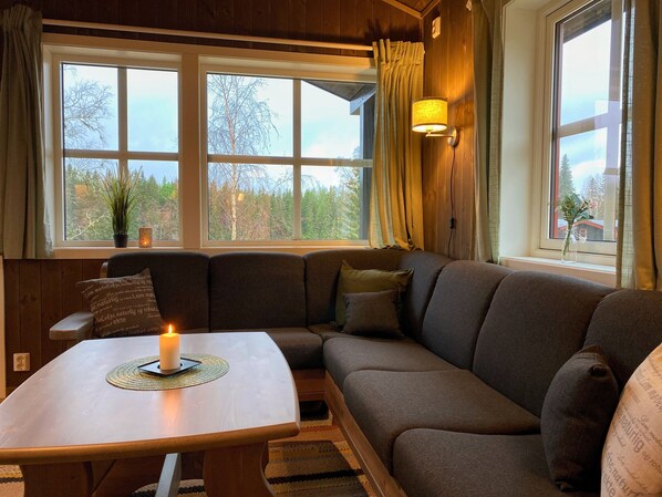 Chalet, 2 habitaciones, baño privado | Zona de estar | Una televisión de pantalla plana