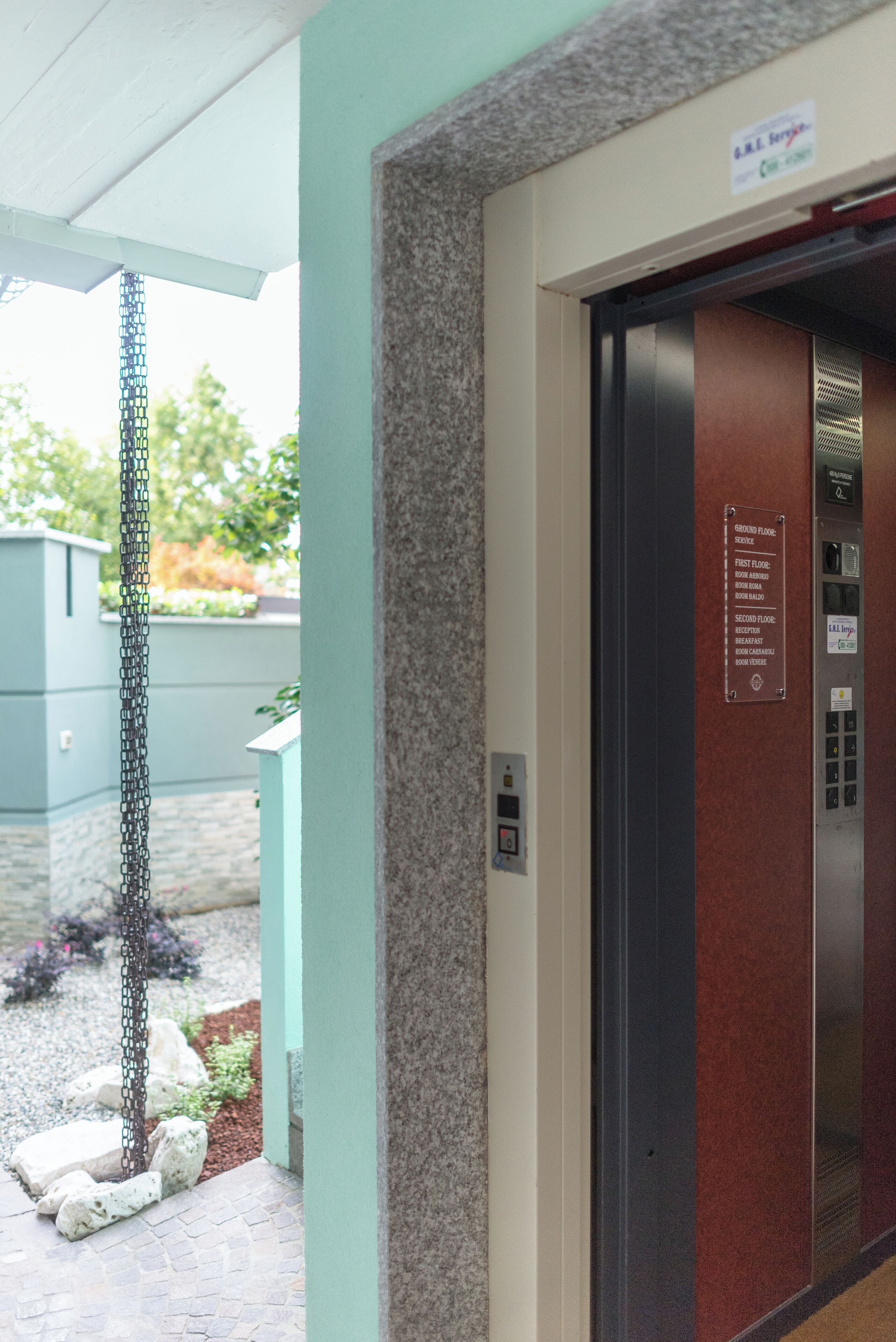 Egy lift, amelyen egy tábla jelzi, hogy melyik szintre lehet felmenni.