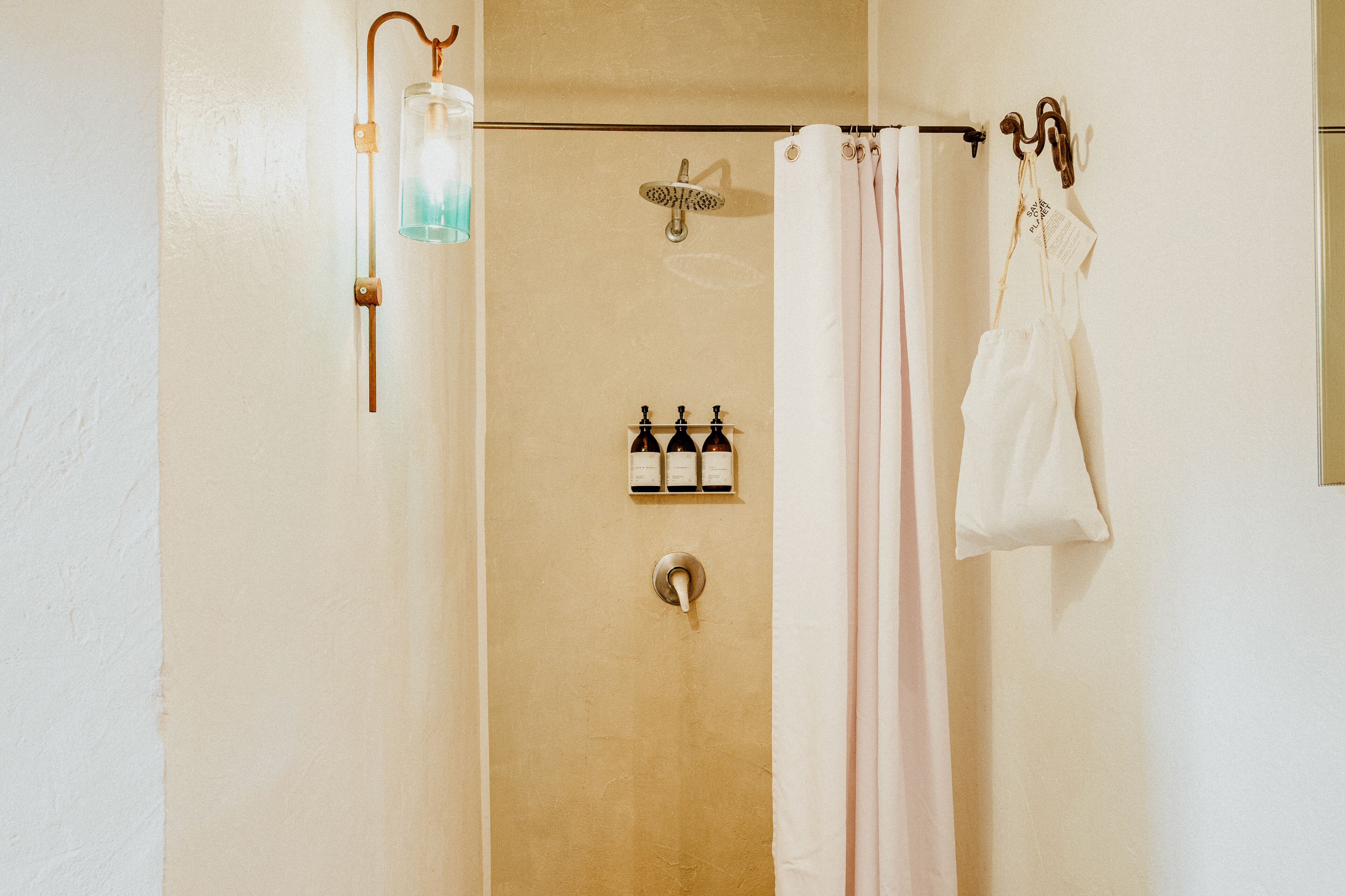 Ein Badezimmer mit Dusche, Handtuchhalter und einer Duschkabine aus Glas.