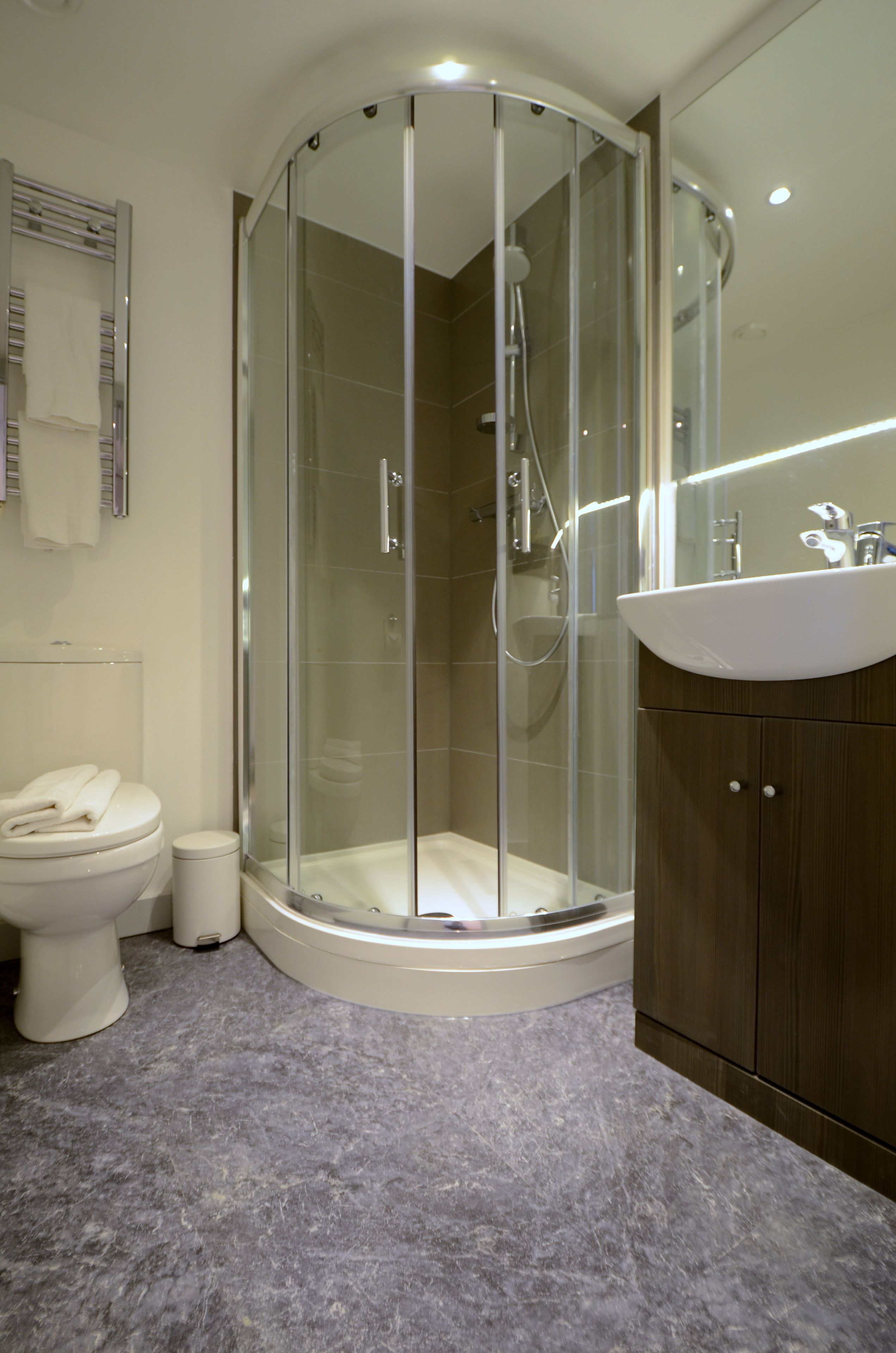 standard double room | bathroom | shower, free toiletries, towels