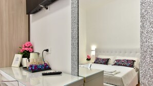 Double or Twin Room | Frette Italian sheets, premium bedding, desk, WiFi (free) - Rome Terminal House (Rome)