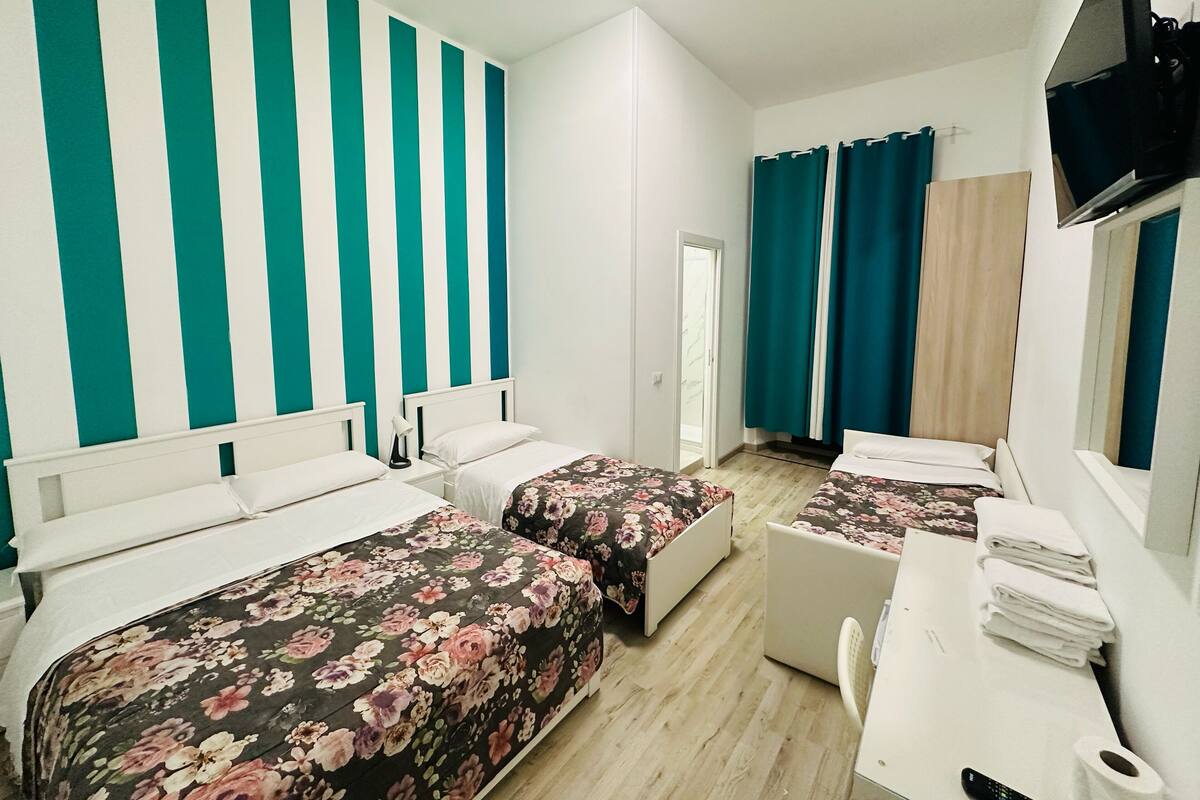 Family room with bathroom | Lenzuola Frette, biancheria da letto di alta qualità, una scrivania