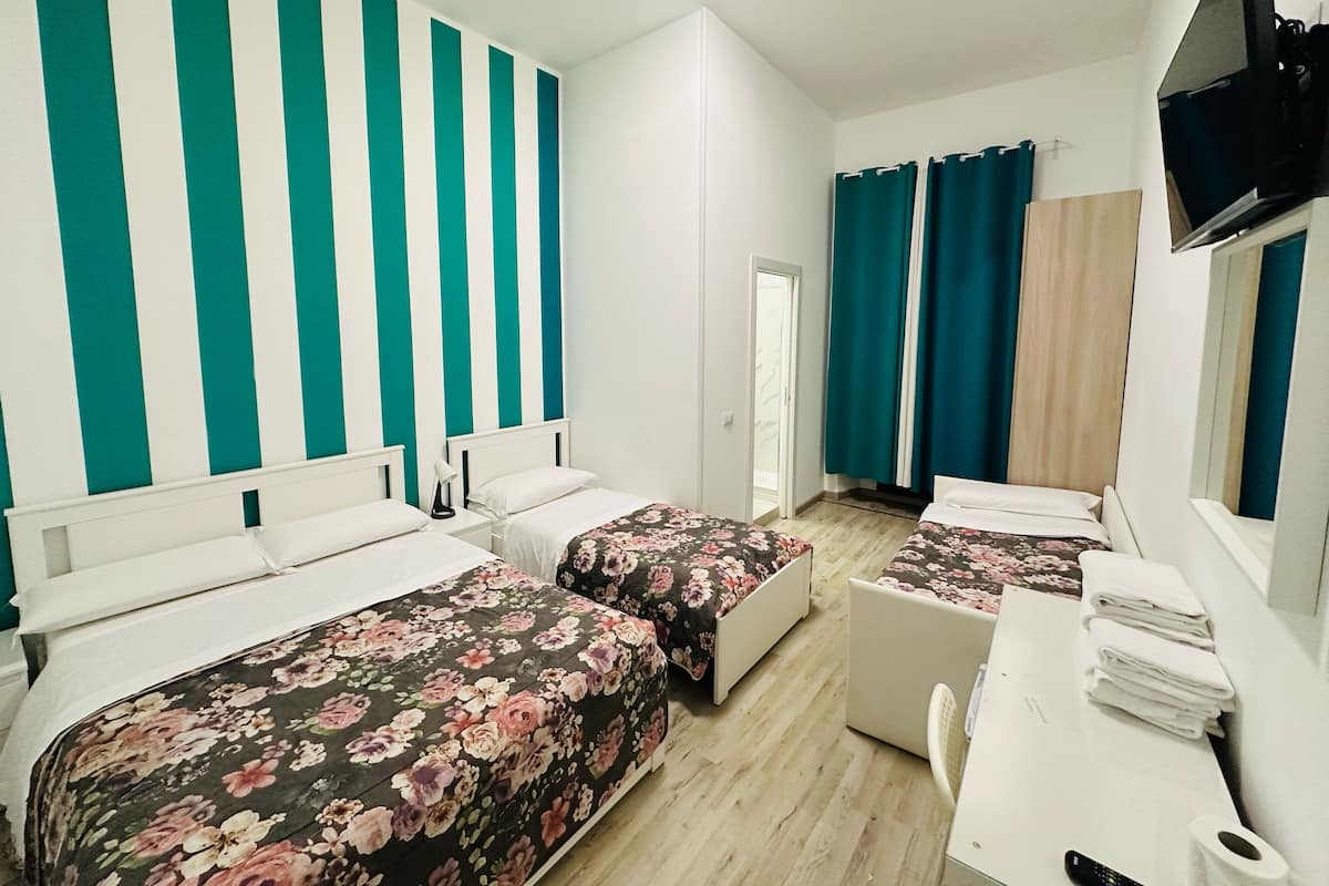 Family room with bathroom | 義大利 Frette 床單、高級寢具、書桌、免費無線上網