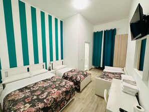Family room with bathroom | Lenzuola Frette, biancheria da letto di alta qualità, una scrivania