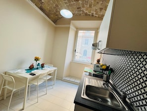 Two-Bedroom Apartment | Eget kjøkken | Kjøleskap og vannkoker